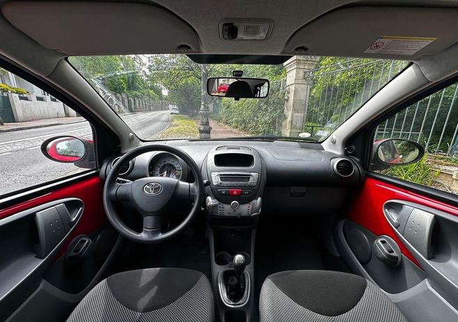 Toyota Aygo (2) 1.0 vvt-i confort 5p climatisation g Rouge de 2010