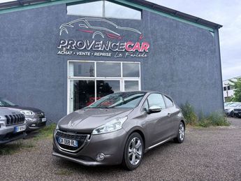  Voir d&eacute;tails -Peugeot 208 1.2 VTi Allure 3p &agrave;  La Farl�de (83)