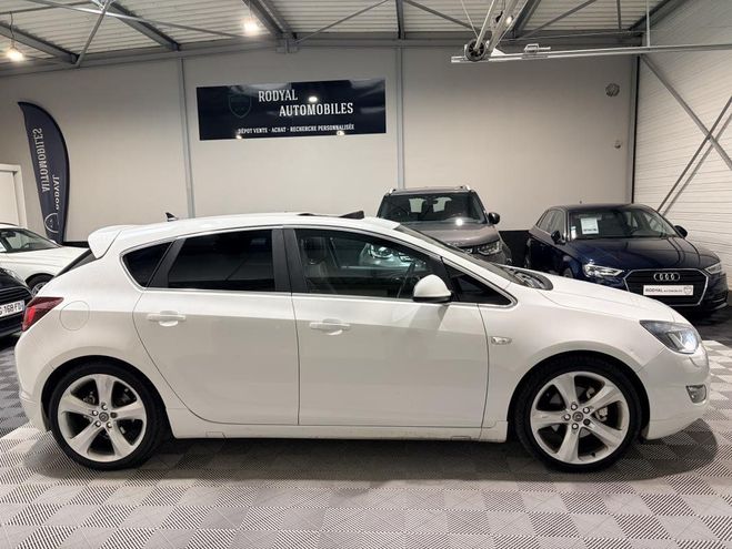 Opel Astra J Hatchback (F68) 1.6 i Turbo 16V 180 cv  de 2010