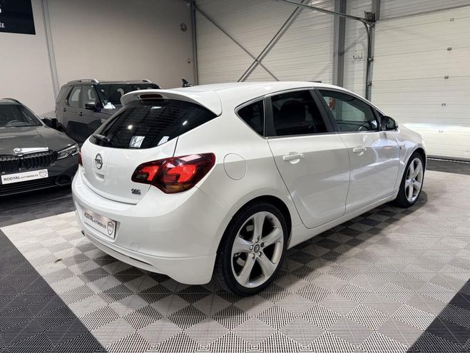 Opel Astra J Hatchback (F68) 1.6 i Turbo 16V 180 cv  de 2010