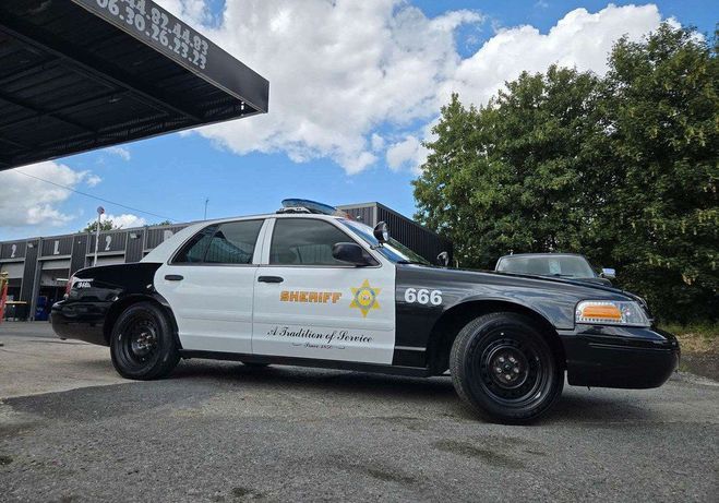 Ford Crown Victoria Disponible imm�diatement, homologation d  de 2000