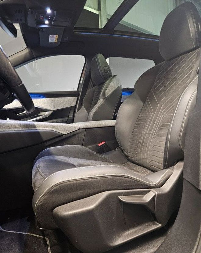 Peugeot 5008 GT hybrid 136ch Gris de 2024