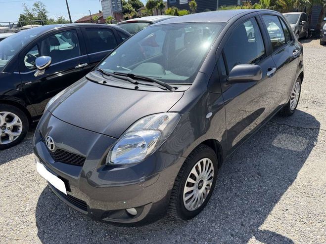 Toyota Yaris III 90 D-4D Active 5p GRIS de 2011