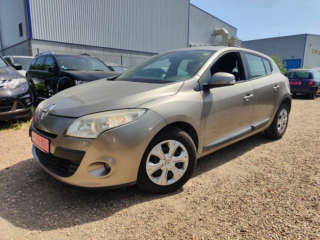 Renault Megane III 1.6 i 16V 100 ch Expression * 1�MAIN Marron de 2009