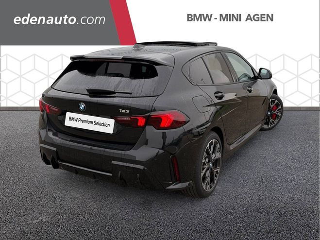BMW Serie 1 123 xDrive 218 ch DKG7 M Sport 5p BLACK SAPPHIRE METALLIC de 2025
