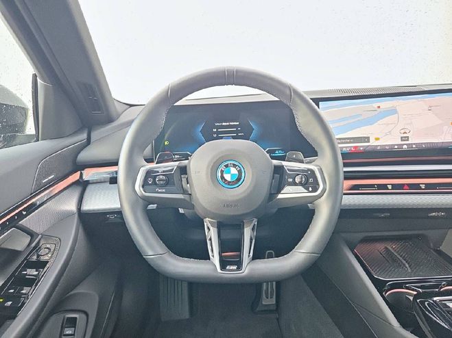 BMW Serie 5 530e PHEV 299 ch BVA8 M Sport 4p BLACK SAPPHIRE METALLIC de 2025