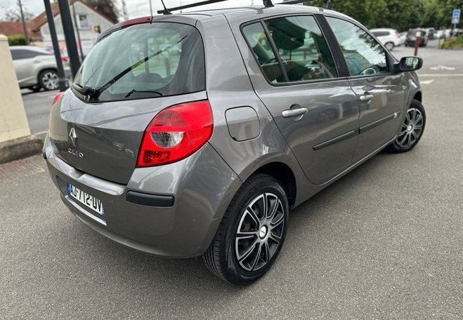 Renault Clio 3 5 portes 1.5l DCI Gris de 2008