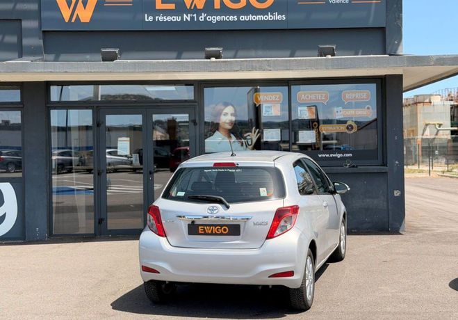 Toyota Yaris 1.4 DYNAMIc Gris de 2013