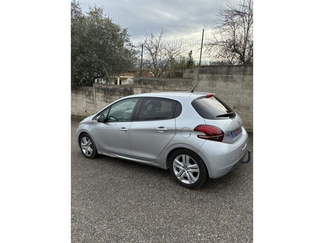 Peugeot 208 1.2i PureTech 12V - 82 BERLINE Style PHA GRIS CLAIR de 2017