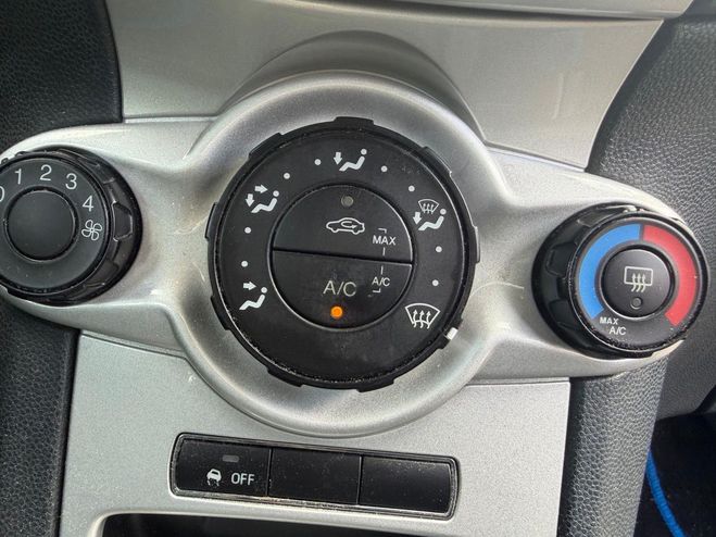 Ford Fiesta 1.6L 120 V 1600 120 GHIA BELLE Bleu azur de 2010