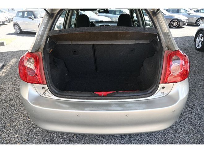 Toyota Auris 126 D-4D Lin�a Sol Gris de 2008