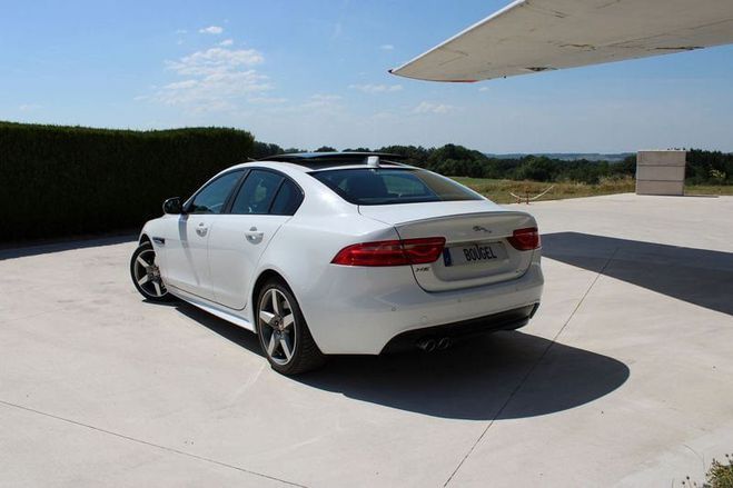 Jaguar XE 2.0D 180CH R-SPORT AWD BVA8 Blanc de 2017