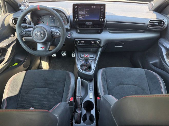 Toyota Yaris GR 1.6L Track 261 cv toit carbone full e Blanc de 2023