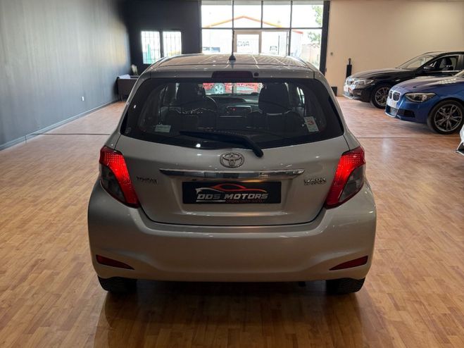 Toyota Yaris 69 VVT-i Dynamic Gris de 2014