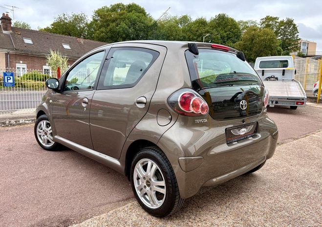 Toyota Aygo (3) 1.0l vvt-i 68 active 5 portes premi� Marron de 2013