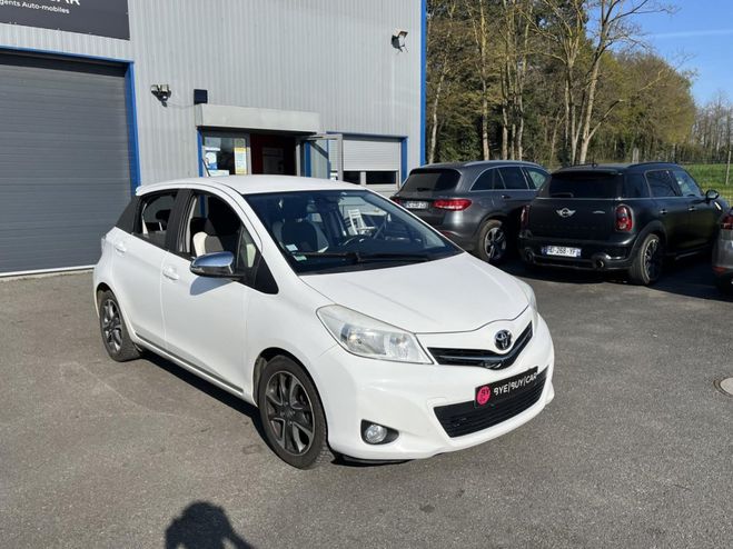 Toyota Yaris 1.4 90CH D-4D cam�ra 100% Lounge GARANTI BLANC de 2013