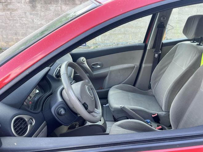 Renault Clio 1.6i 16V - 110 - BVA III BERLINE Dynamiq ROUGE de 2006
