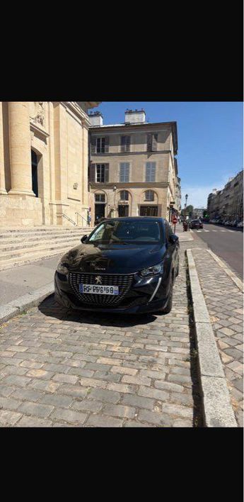  Voir d&eacute;tails -Peugeot 208 1,2 allure pack 110ch 5 portes &agrave; Versailles (78)