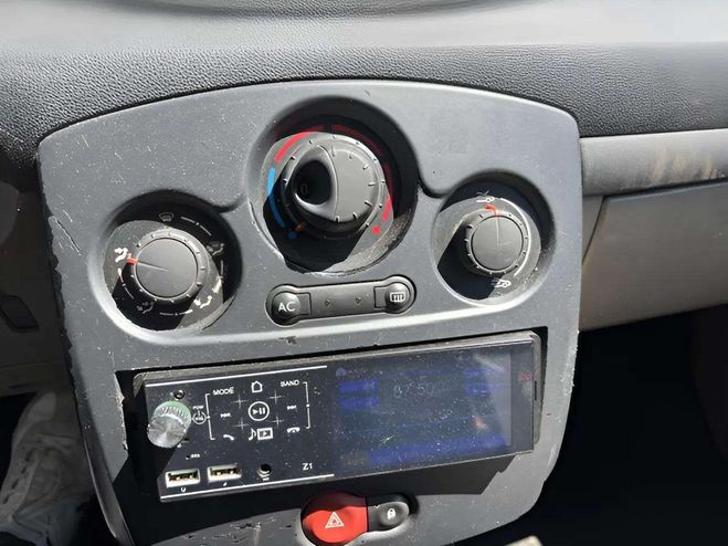 Renault Clio 1.2 16V 75CH CONFORT DYNAMIQUE 5P ROUGE de 2005