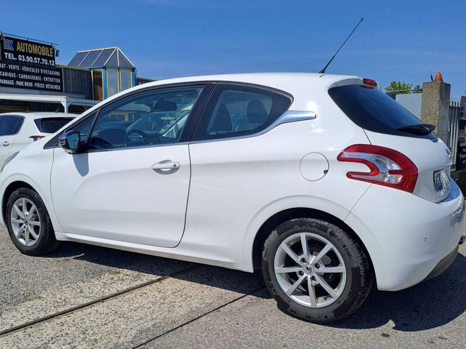 Peugeot 208 1.2 VTi 82 cv ACTIVE MOTEUR ENVIRON 300  BLANC de 2013