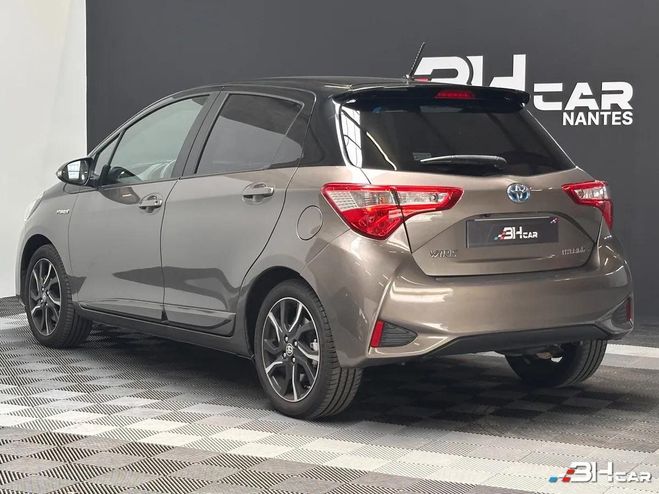 Toyota Yaris 1.5 VVTI 100H 75 HYBRID FULL-HYBRID COLL Gris de 2017
