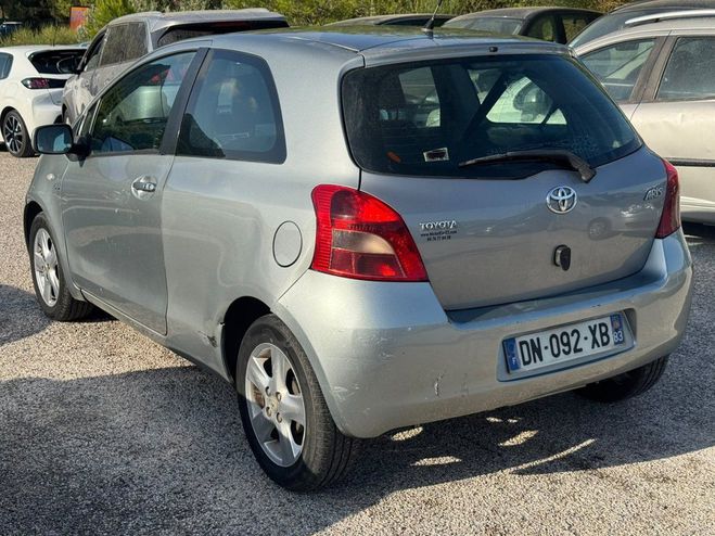 Toyota Yaris 90 D-4D LUNA 3P GRIS F de 2007