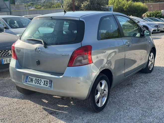 Toyota Yaris 90 D-4D LUNA 3P GRIS F de 2007