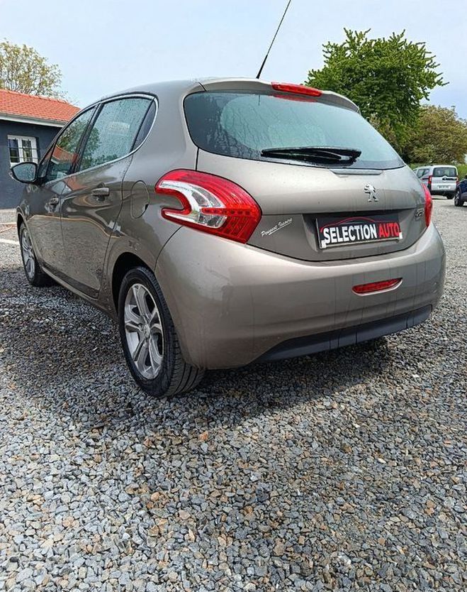 Peugeot 208 allure faible klm Blanc de 2012