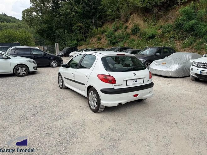 Peugeot 206 1.6 i 110cv XT BVA 3�me main Blanc de 2005
