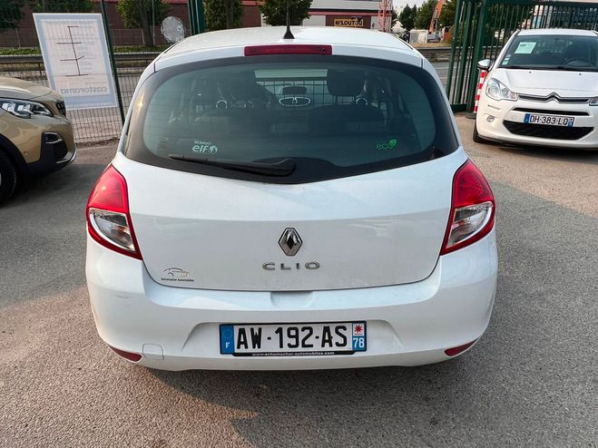 Renault Clio 3 (2) 1.2 16V 75 AUTHENTIQUE 5P  Blanc de 2010