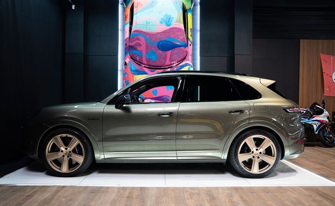 Porsche Cayenne TURBO E-HYBRID 739cv | Paint to Sample T Vert de 2024