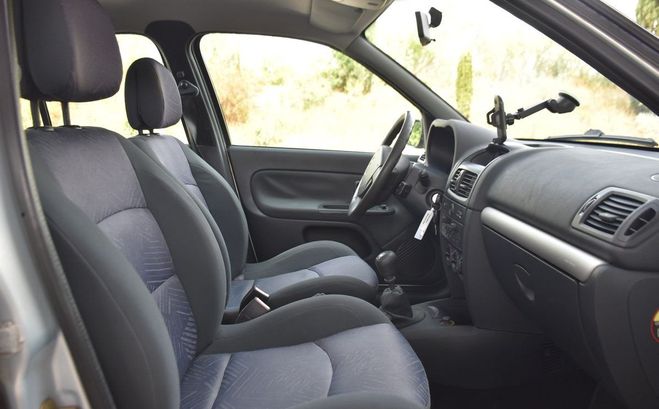 Renault Clio II Phase 3 1.2i 16V 75 ch Pack Authentiq Gris de 2003