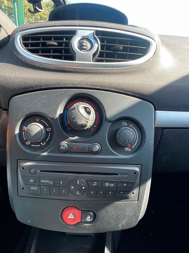Renault Clio III (2) 1.2 TCE 100 6CV EXTREME CLAIRE 5 Rouge de 2010