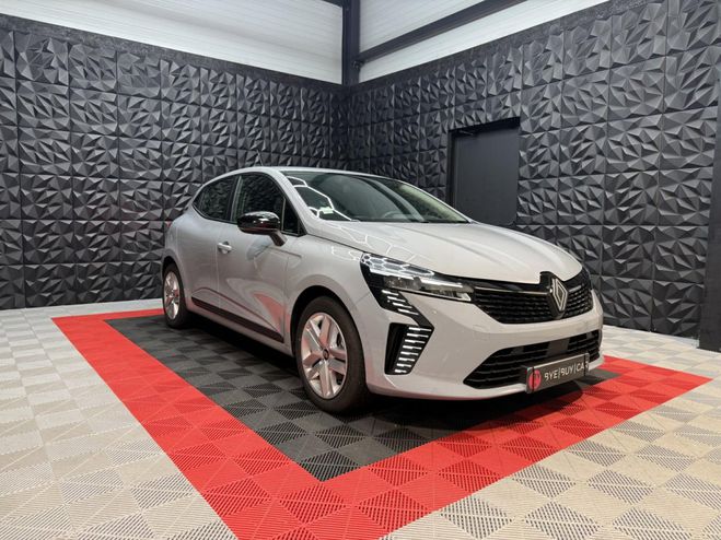 Renault Clio 5 E-TECH EVOLUTION 1.6l HYBRIDE 145CH BV GRIS CLAIR de 2023