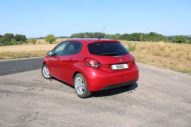 Peugeot 208 II STYLE 1L6 BLUE HDI GPS 3D CLIM AUDIO  Rouge de 2016