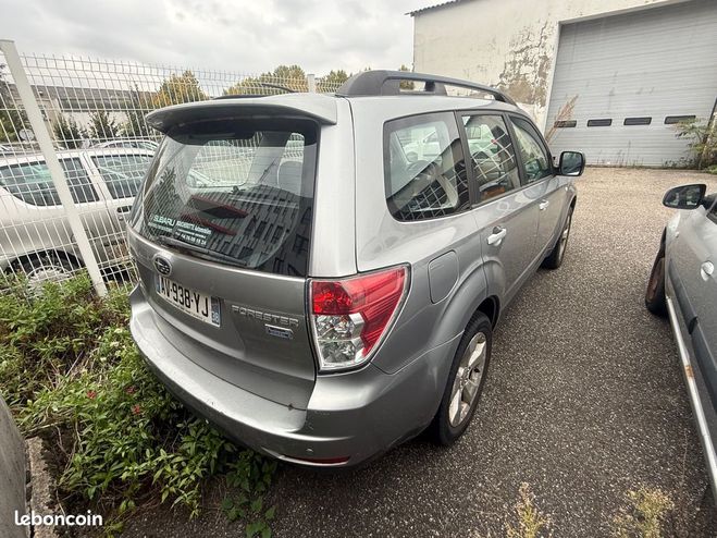 Subaru Forester 2.0D 147 4WD Probl�me moteur Gris de 2010