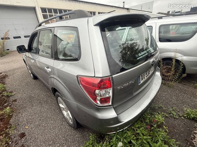 Subaru Forester 2.0D 147 4WD Probl�me moteur Gris de 2010