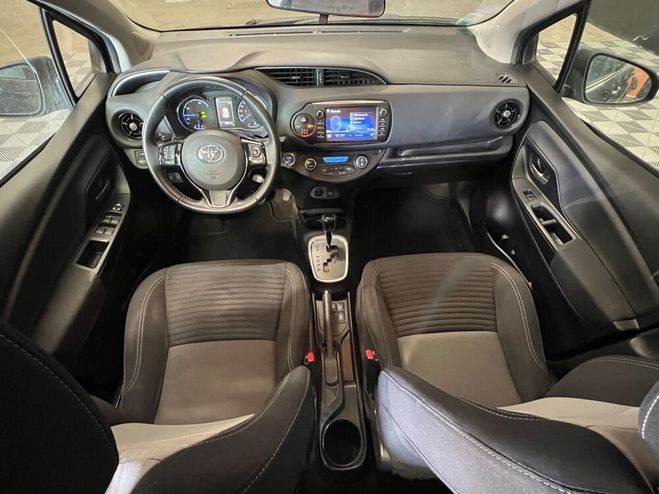 Toyota Yaris 1.5 100ch HYBRID FULL-HYBRID 20EME ANNIV Gris de 2017