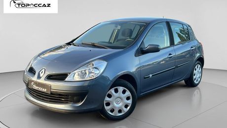 Renault Clio III 1.2 ESS 75CH EXPRESSION 5.P * 74.000 2009 d'occasion a  La Chapelle-d'Armenti�res (59)
