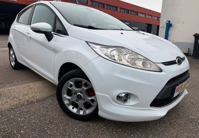 Ford Fiesta V 1.25 82ch Ghia 5P Blanc de 2011