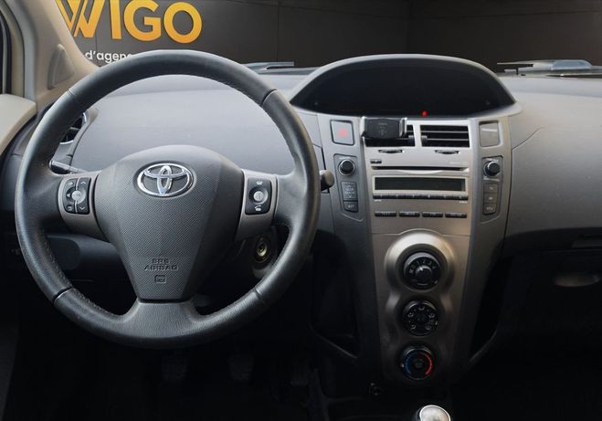 Toyota Yaris 1.0 VVTI 70 Garantie 6 mois 4 pneu hiver Blanc de 2011