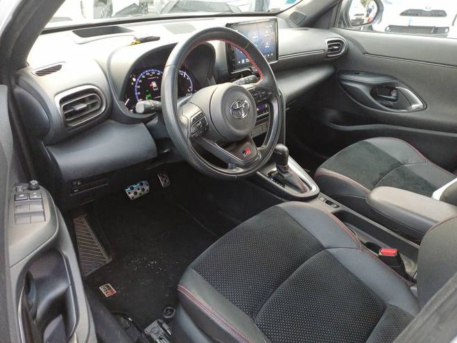 Toyota Yaris Cross Hybride 116h 2WD GR SPORT gris de 2023