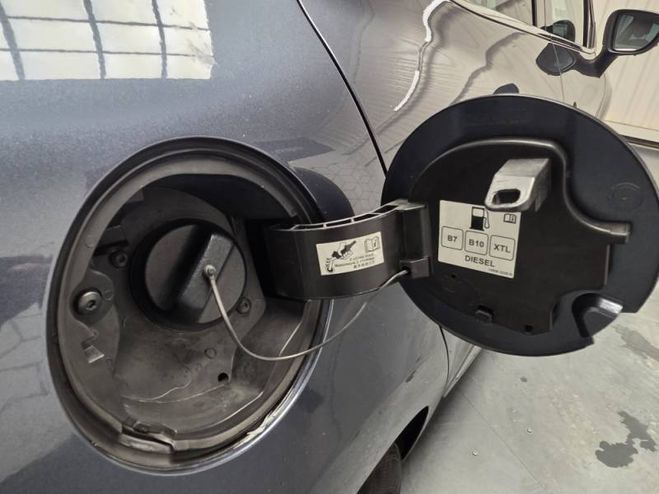 Renault Clio dCi 90 E6C EDC Intens gris de 2019