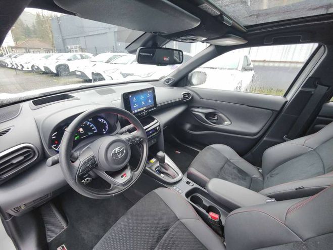 Toyota Yaris Cross Hybride 116h 2WD GR SPORT gris de 2023