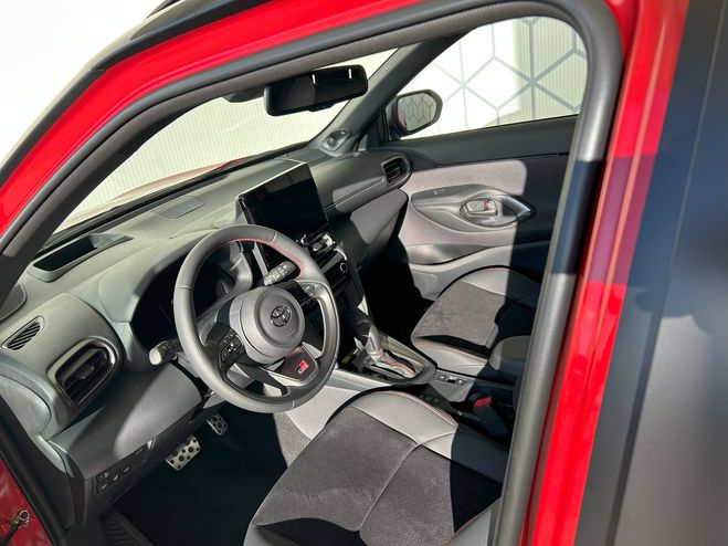 Toyota Yaris Yaris Cross Hybride 130h 2WD GR SPORT 5p Rouge de 2025