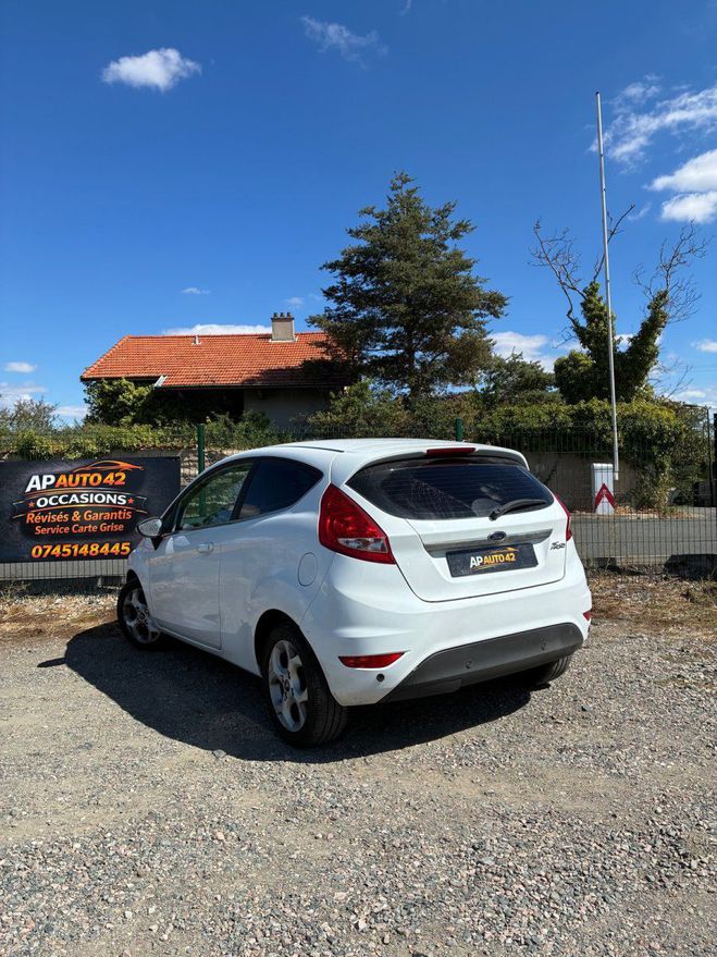 Ford Fiesta VI 3 PORTES 1.25 L 82 CH Blanc de 2010