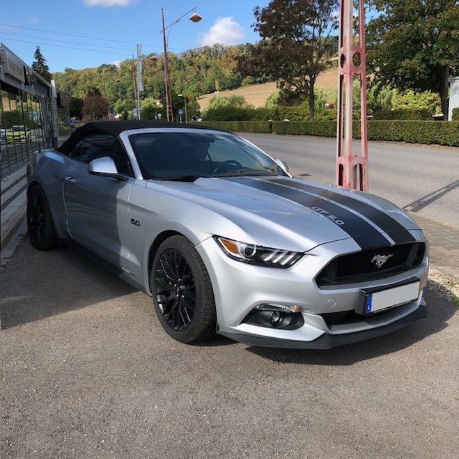 Ford Mustang 5.0 V8 gris argent de 