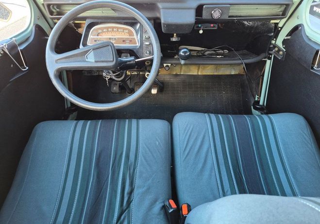 Citroen 2 CH 2 CV 6 Club restauration compl�te avec d Autre de 1981