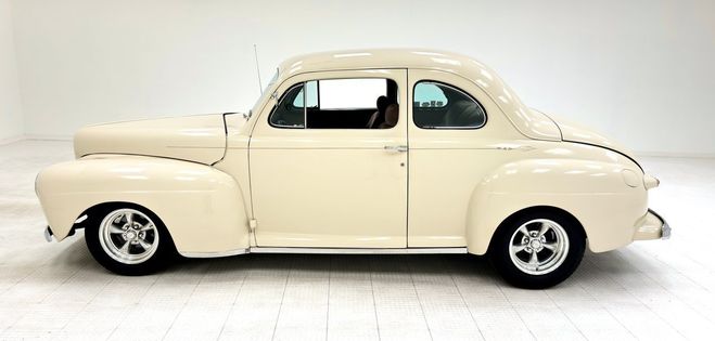 Ford Deluxe Super Coupe Ivoire de 1948