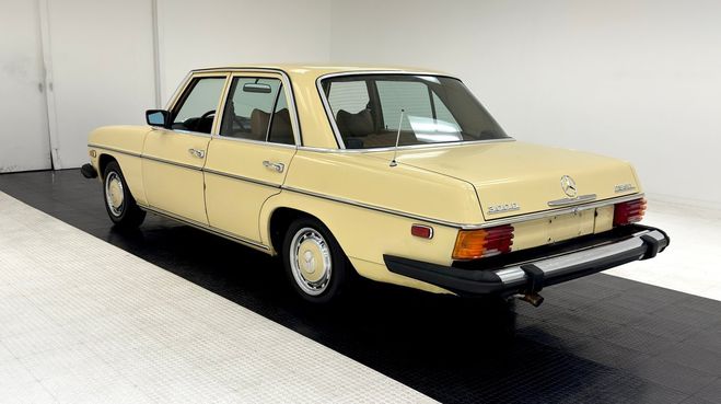 Mercedes 300 300D Sedan Creme de 1975